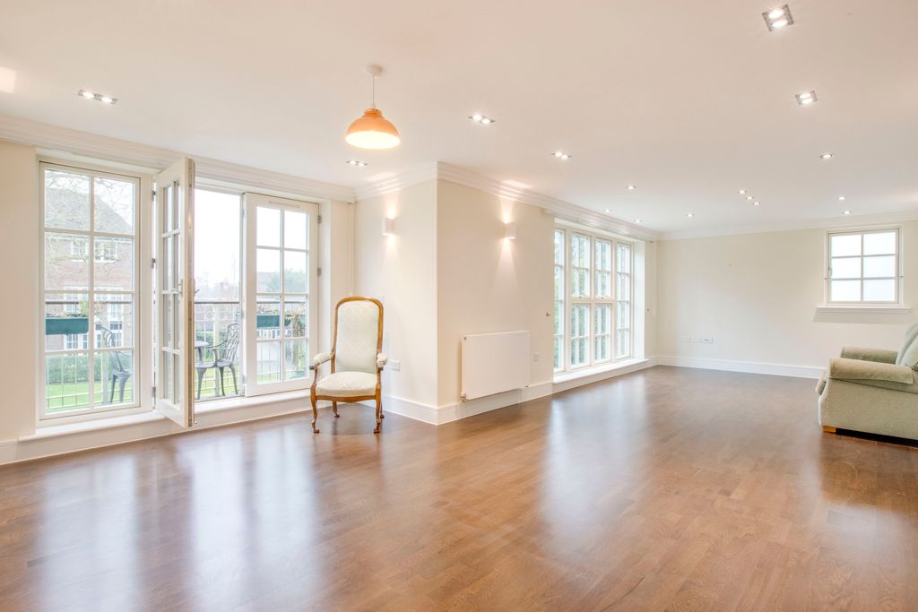 Property photo 3 of 11 12D The Meadowfield, Brayfield Lane, Hp8 4Fa (Low