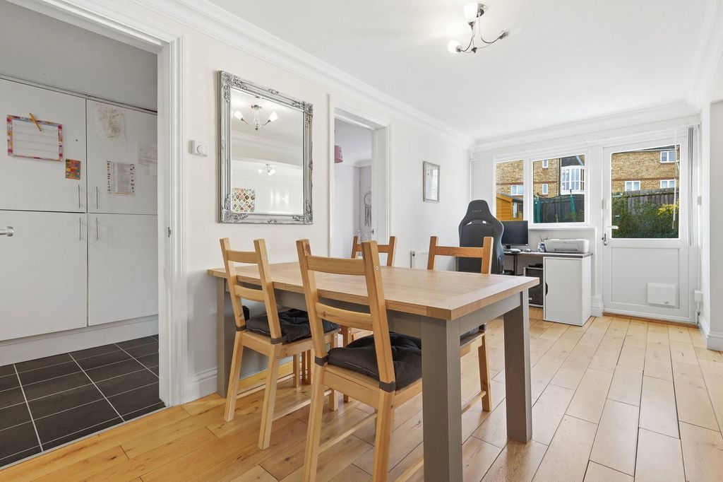 2 bed flat for saleCalvert Drive, Basildon SS13 photo 2
