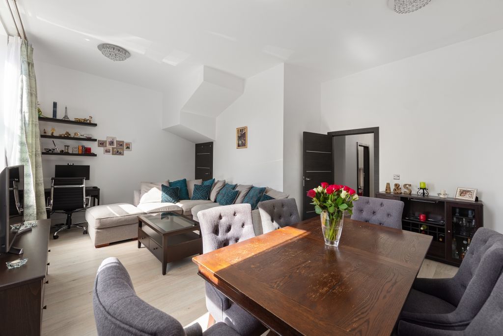 Property photo 3 of 12 094A4433