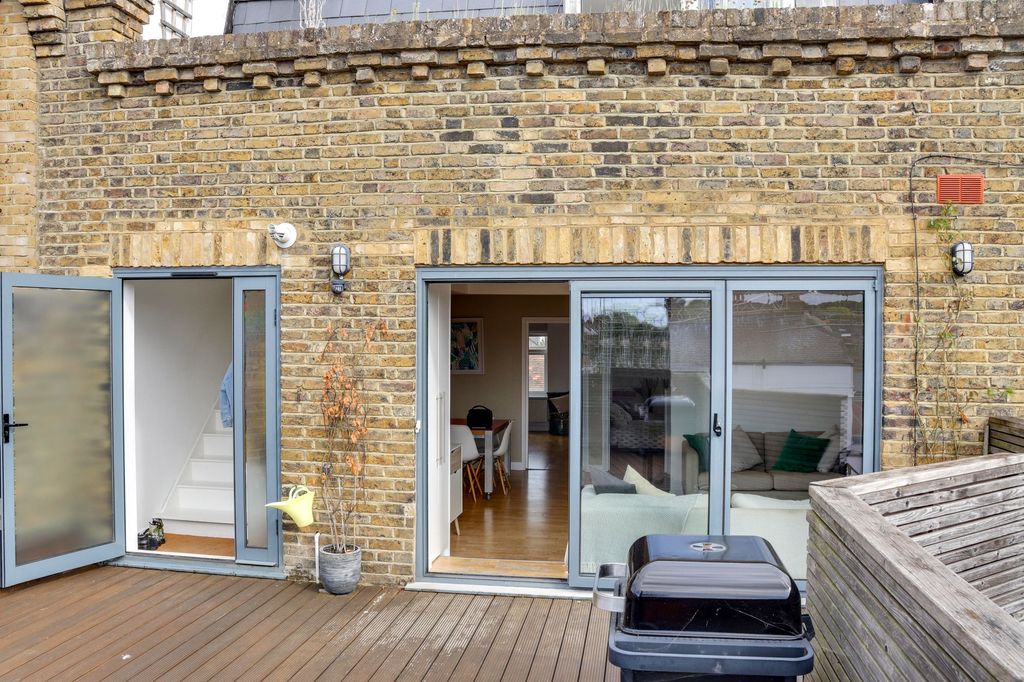 Property photo 2 of 27
