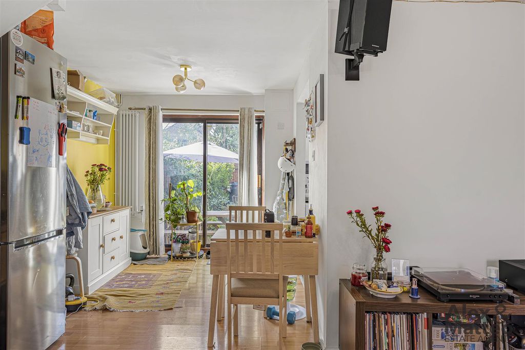 Property photo 3 of 17 Strathnairn Street