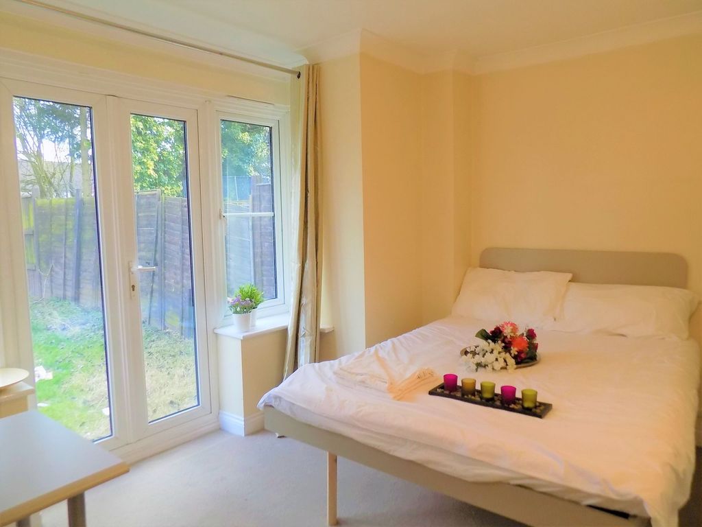 Property photo 1 of 27 A Bright Double Bedroom Featuring A Comfortable Do...