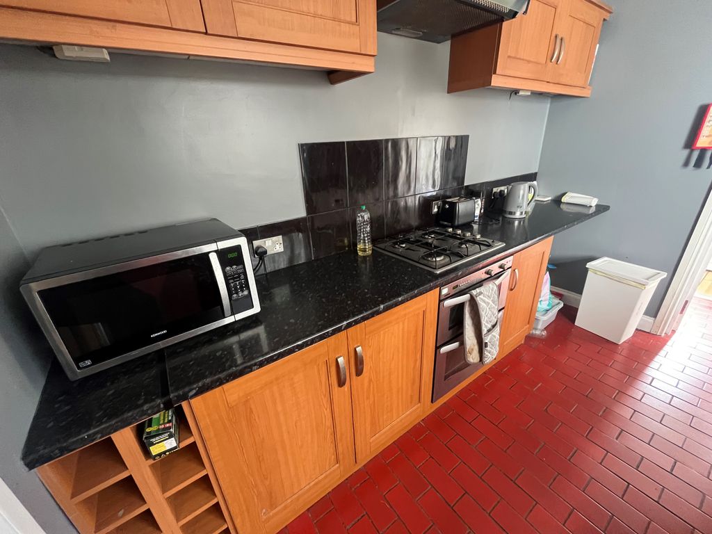 Property photo 3 of 8 Kitchen
