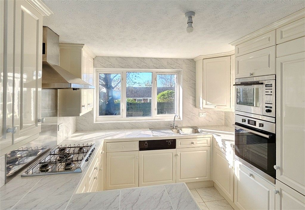 Property photo 3 of 11 Kitchen