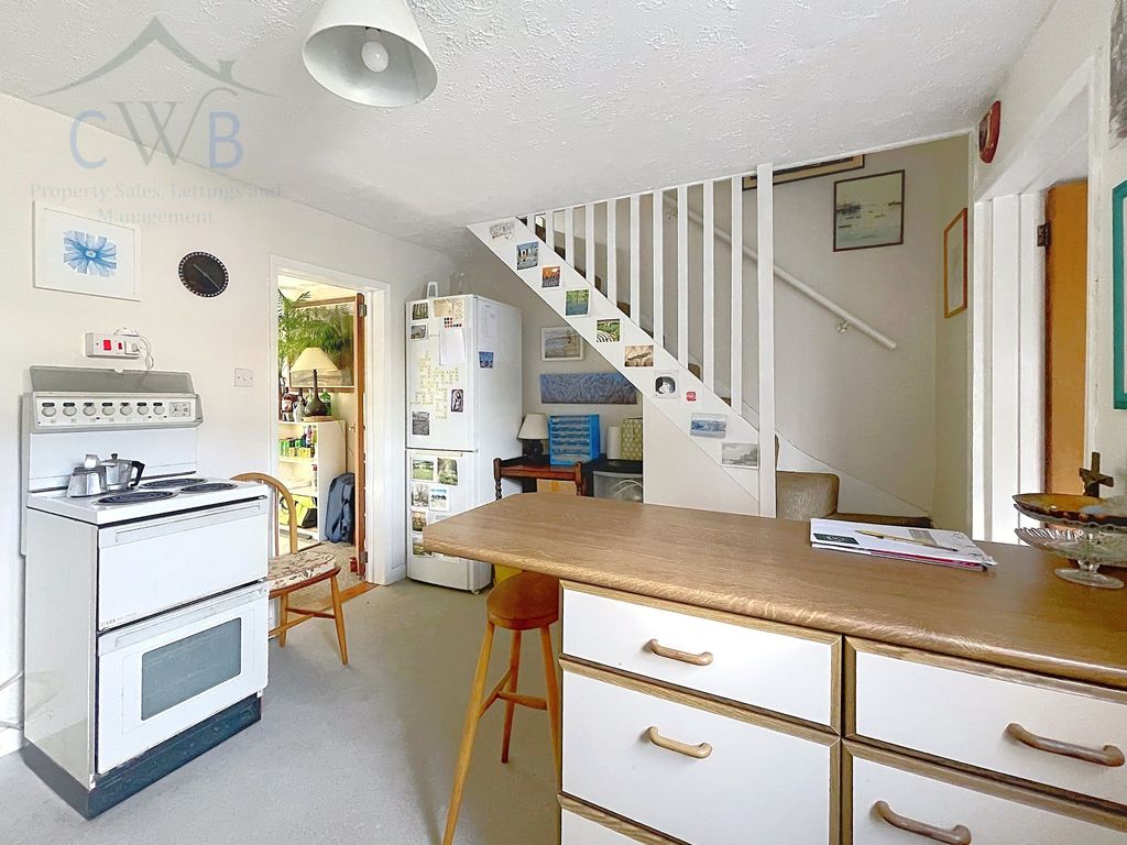 Property photo 3 of 12 Kitchen