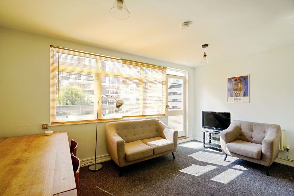 Property photo 3 of 23 Living / Dining Room