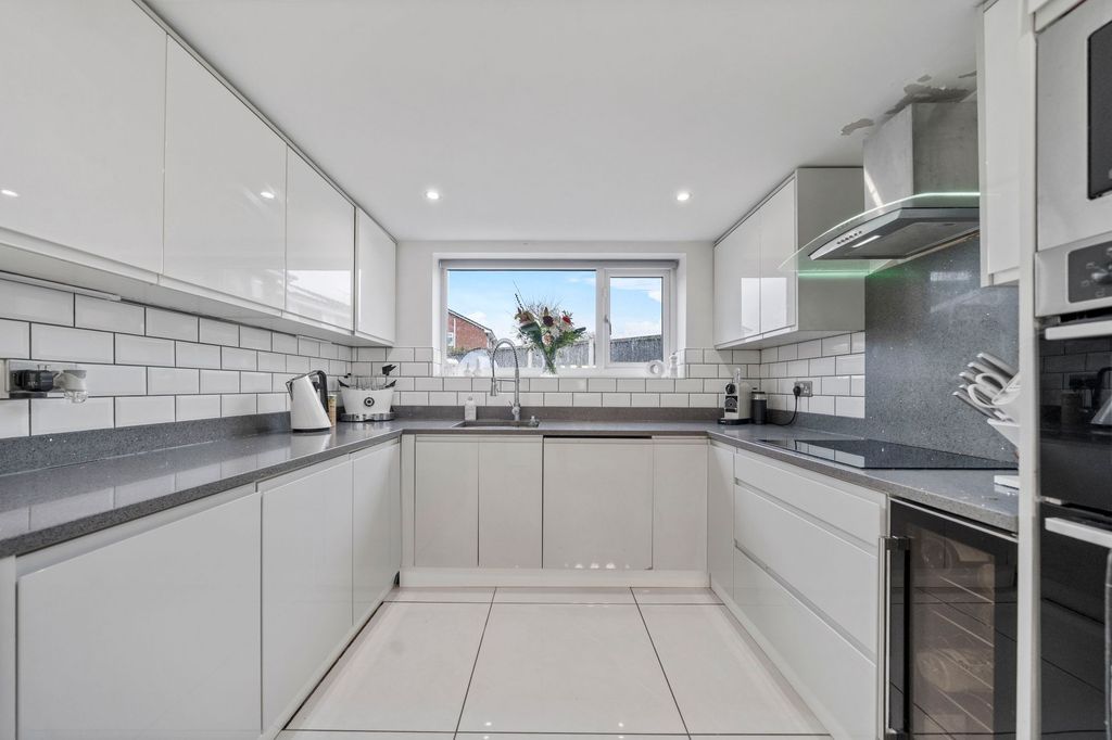 Property photo 3 of 27