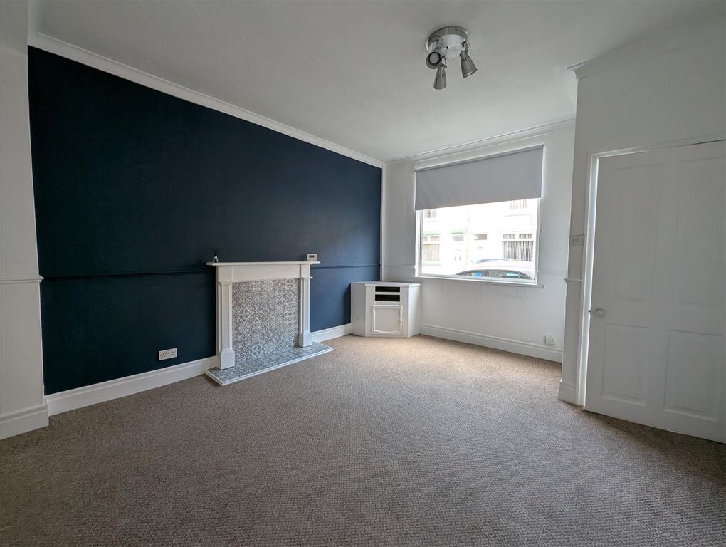 Property photo 3 of 8 Lounge