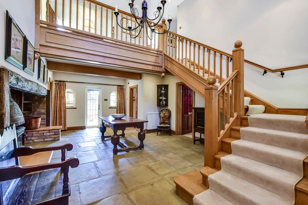 Property photo 2 of 14 Entrance Hall