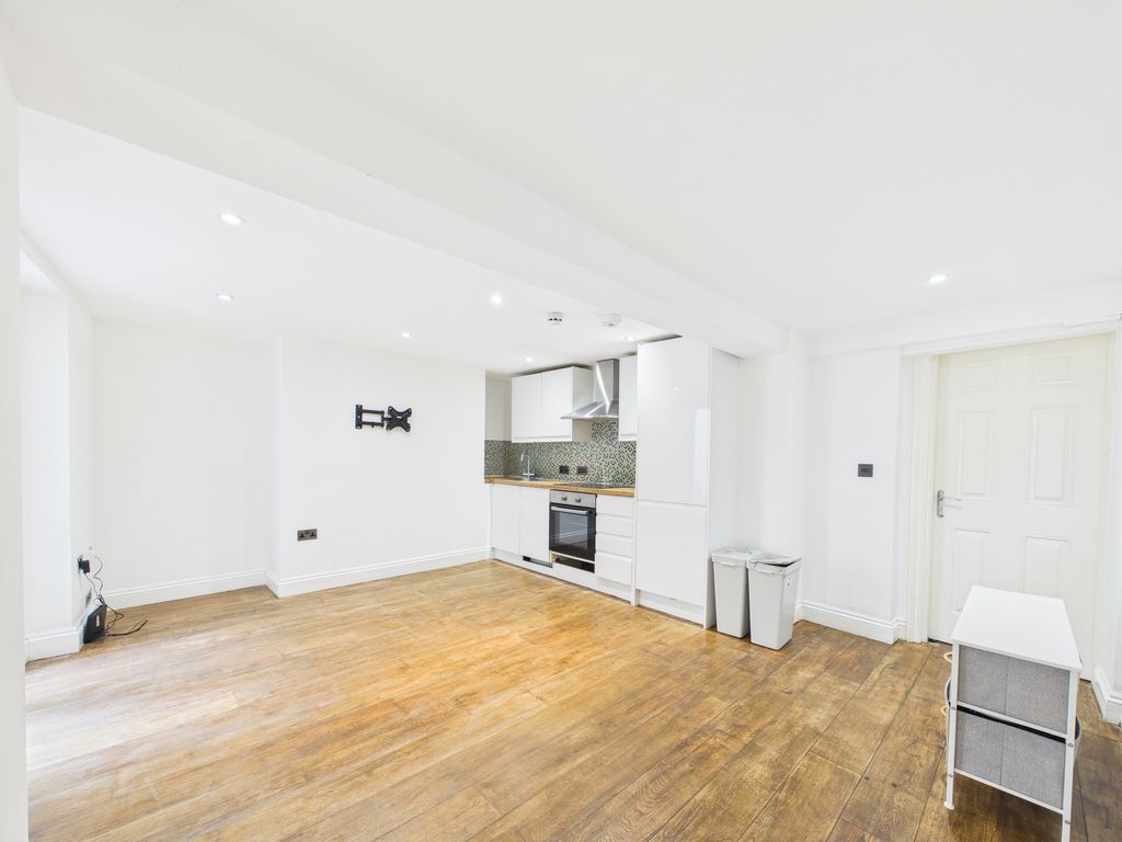 Property photo 3 of 10 Cam04693G0-Pr0099-Still010