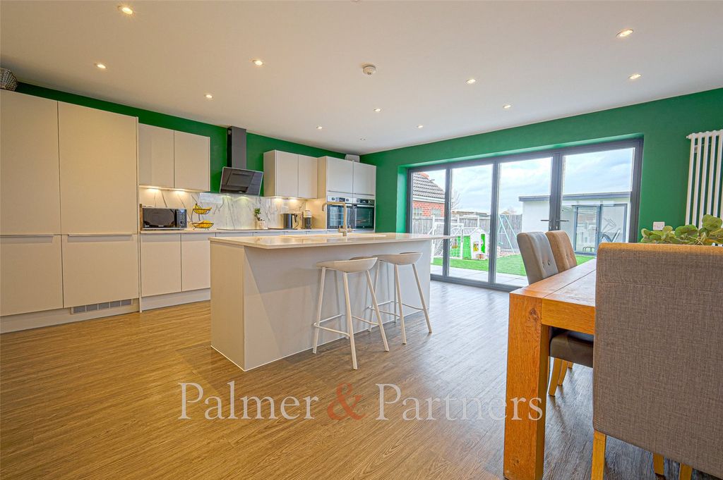 Property photo 3 of 19 Kitchen