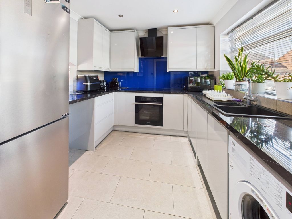 Property photo 3 of 8 Kitchen