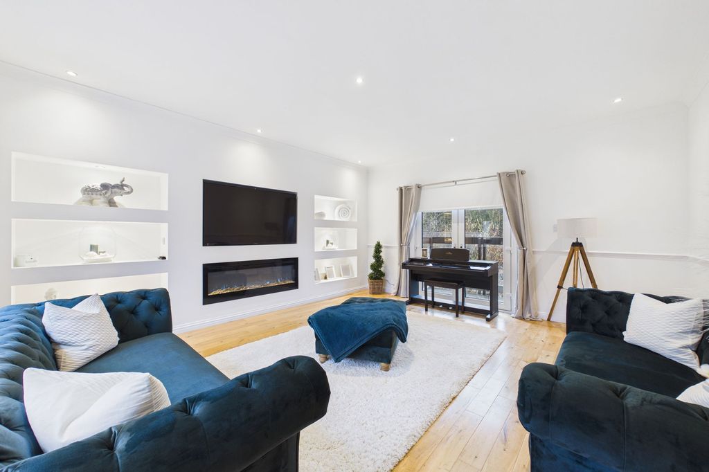 Property photo 2 of 35 Upstairs Lounge Angle 3