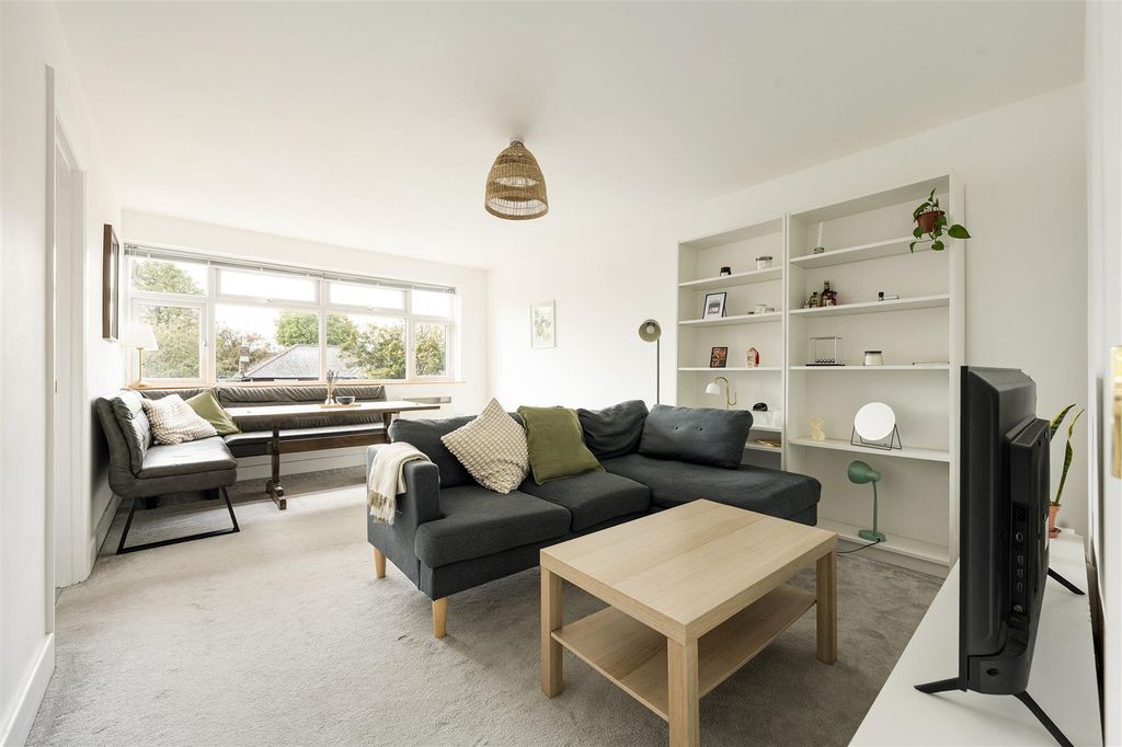 Property photo 2 of 16 Richmond Road, E7