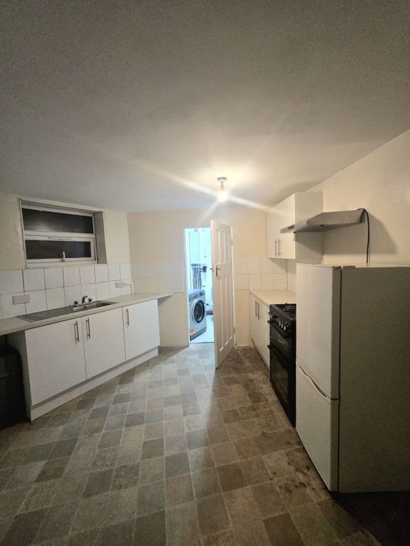 Property photo 1 of 7 1 Bed Flat To Rent Highlands Gardens, Ilford Ig1