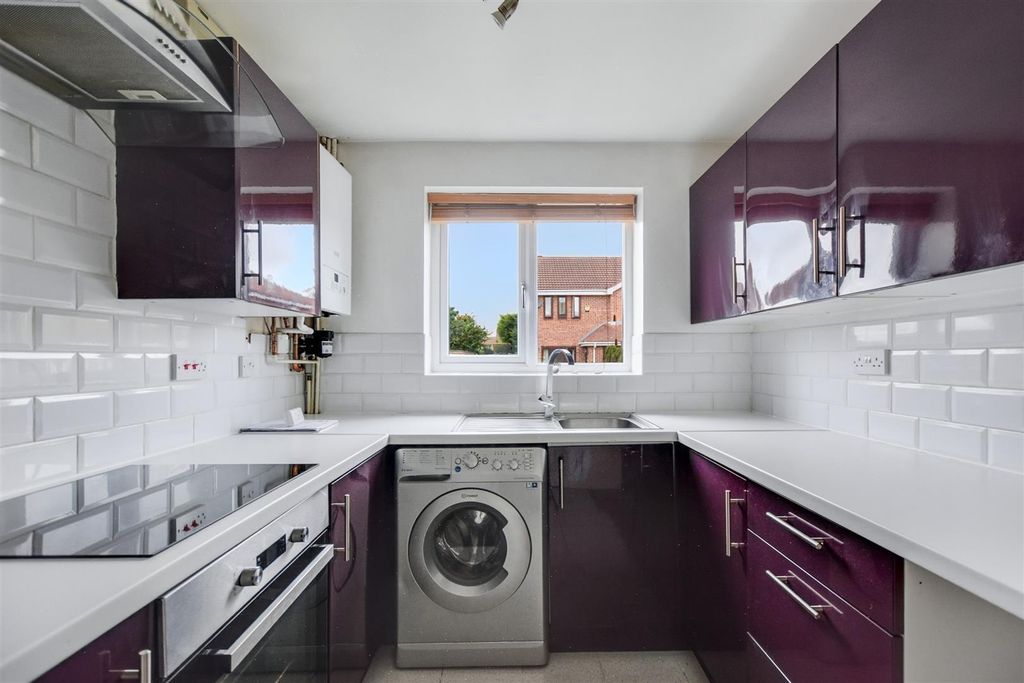 Property photo 3 of 19 Kitchen