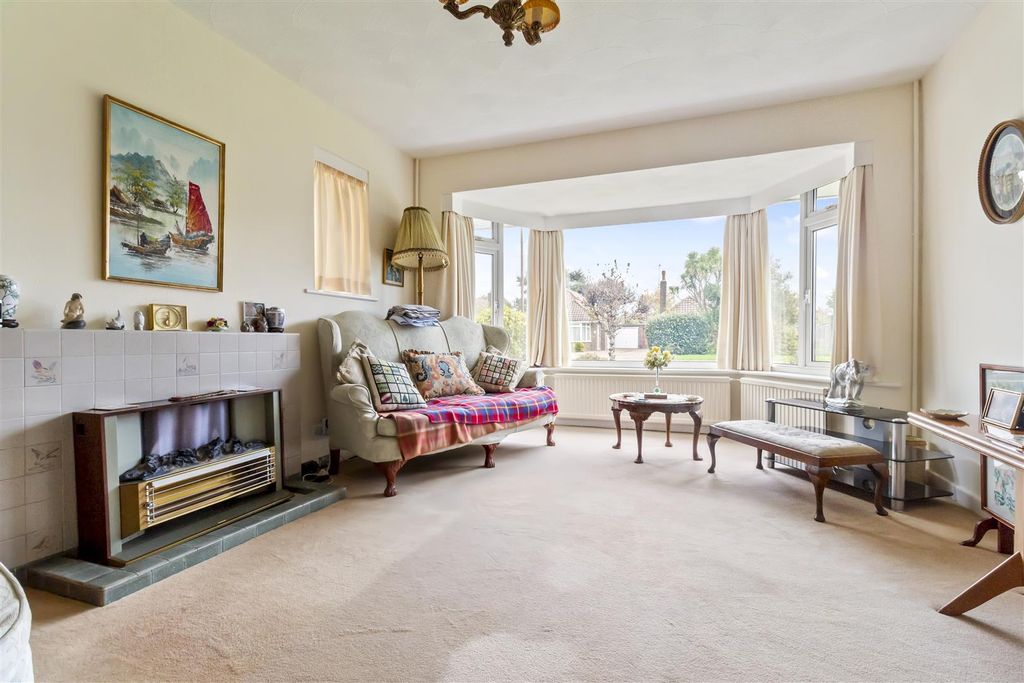 Property photo 3 of 22 1 Midhurst Close-001.Jpg