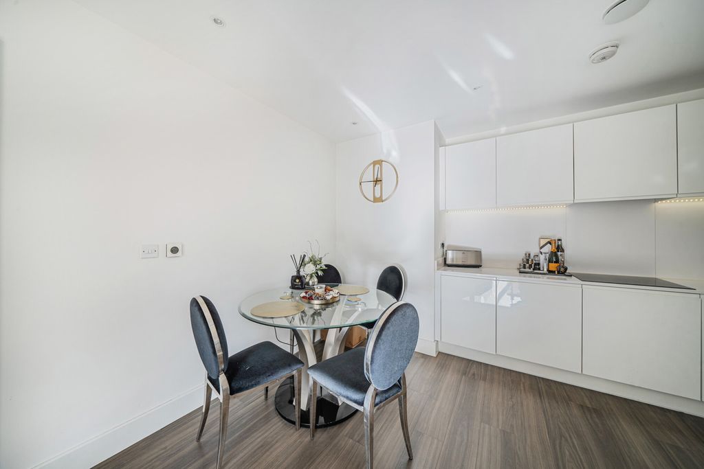 Property photo 3 of 13 1358941-13-68d40F...