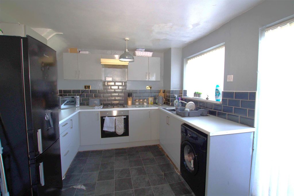 Property photo 2 of 6 Kitchen