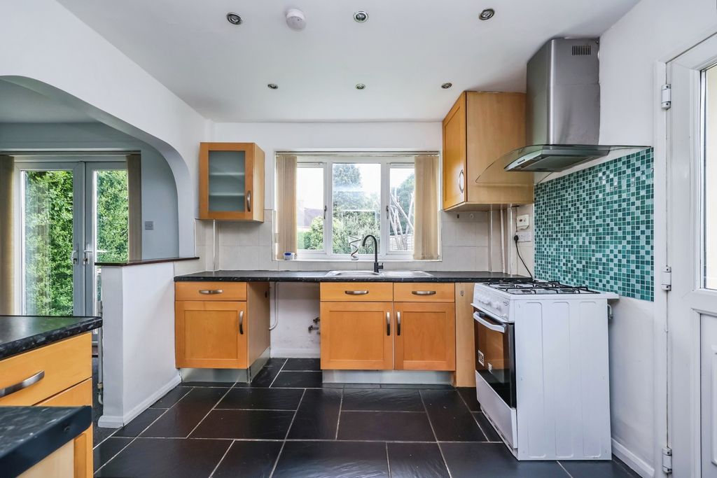 Property photo 2 of 18 Fitted Kitchen