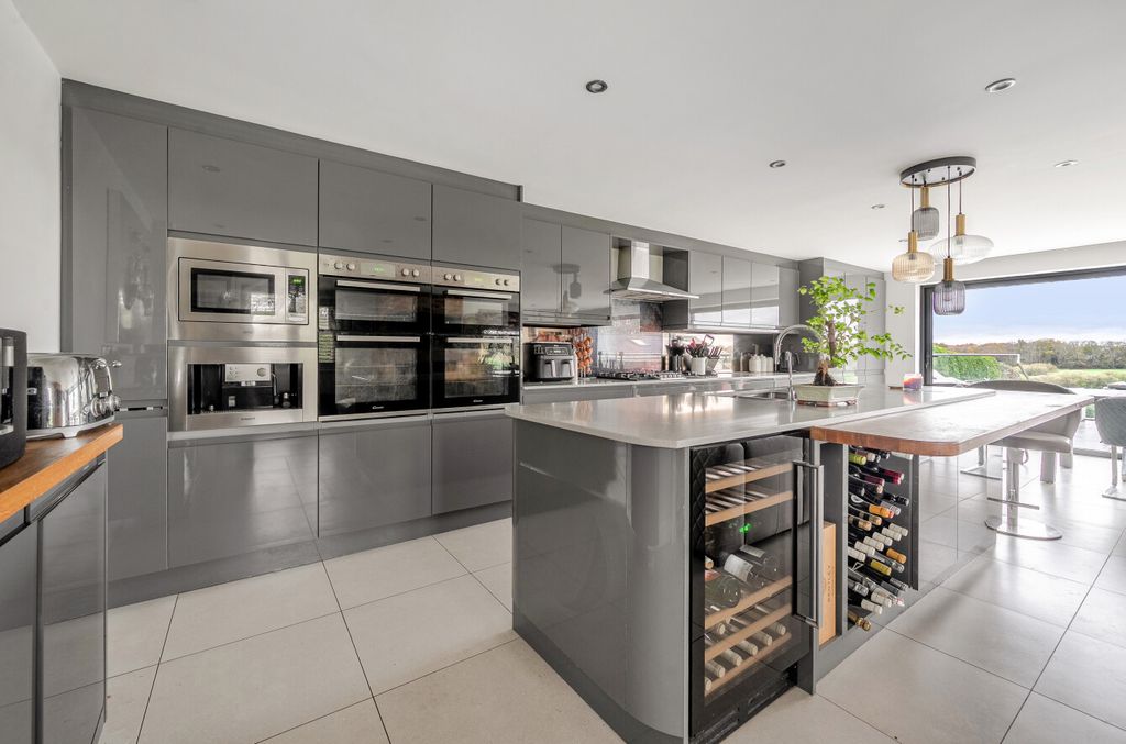 Property photo 2 of 15 1383929-13-692472...