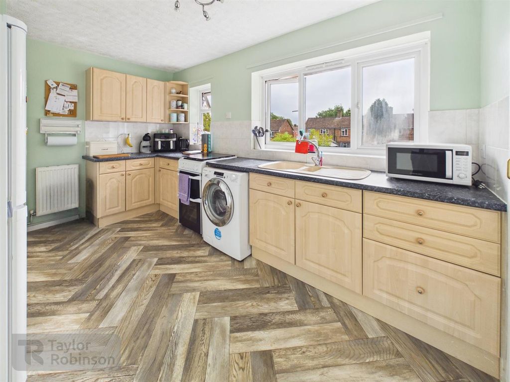 Property photo 3 of 11 Kitchen