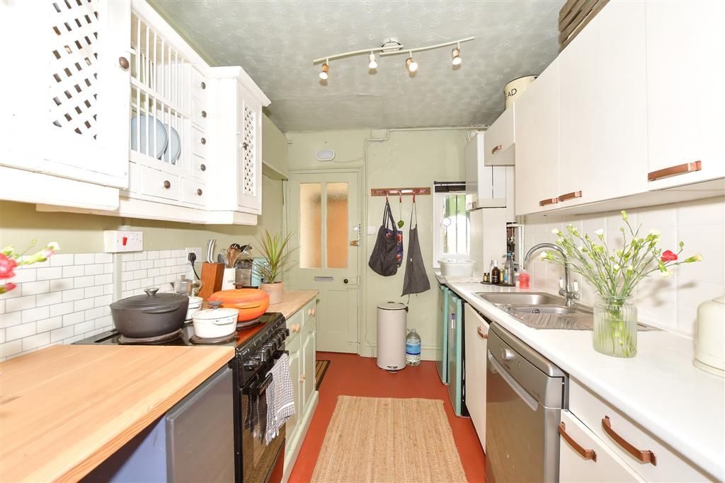 Property photo 3 of 10 Kitchen