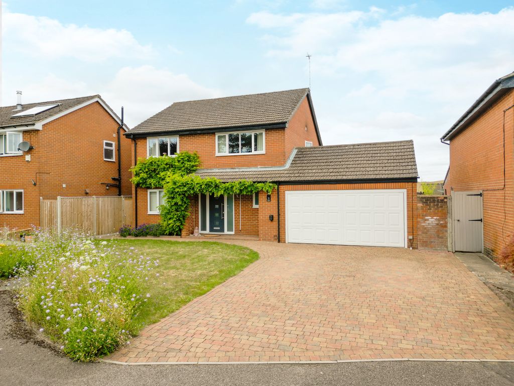 Property photo 1 of 30 Clarkes Spring, Tring