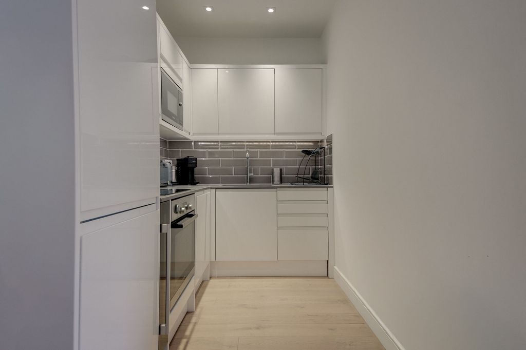 Property photo 3 of 6 Kitchen