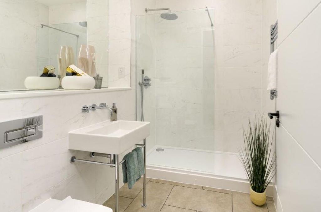 Property photo 2 of 6 Bathroom.Jpg