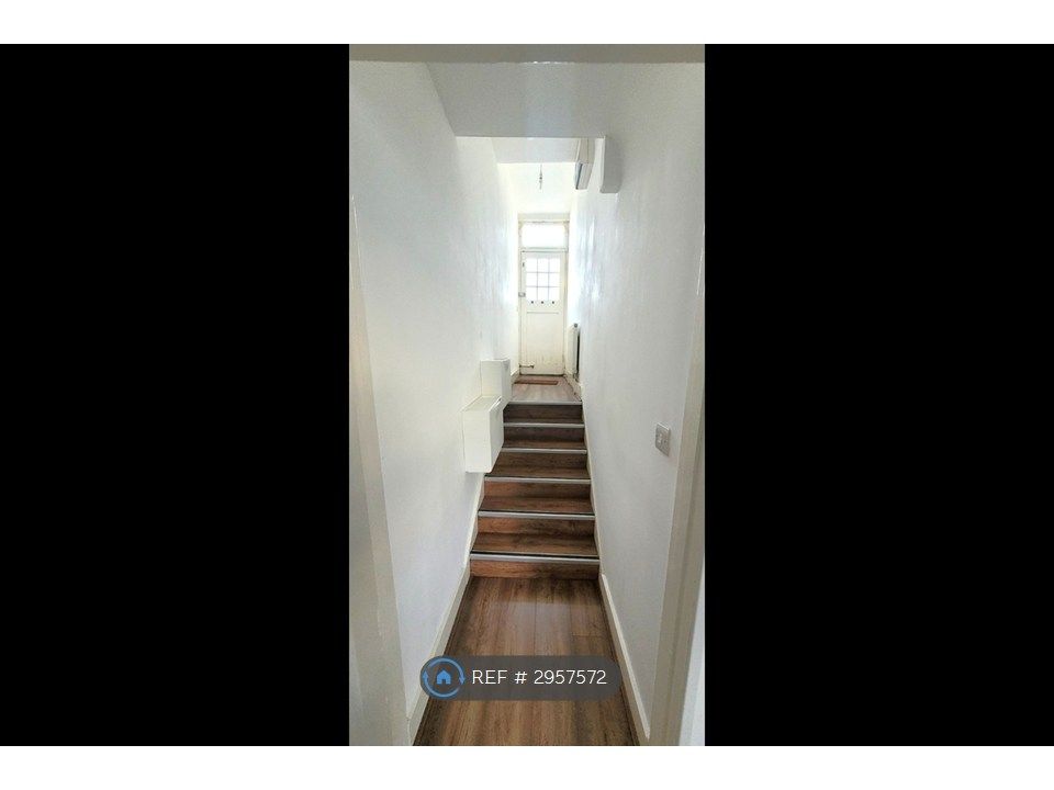 Property photo 3 of 8 Hallway