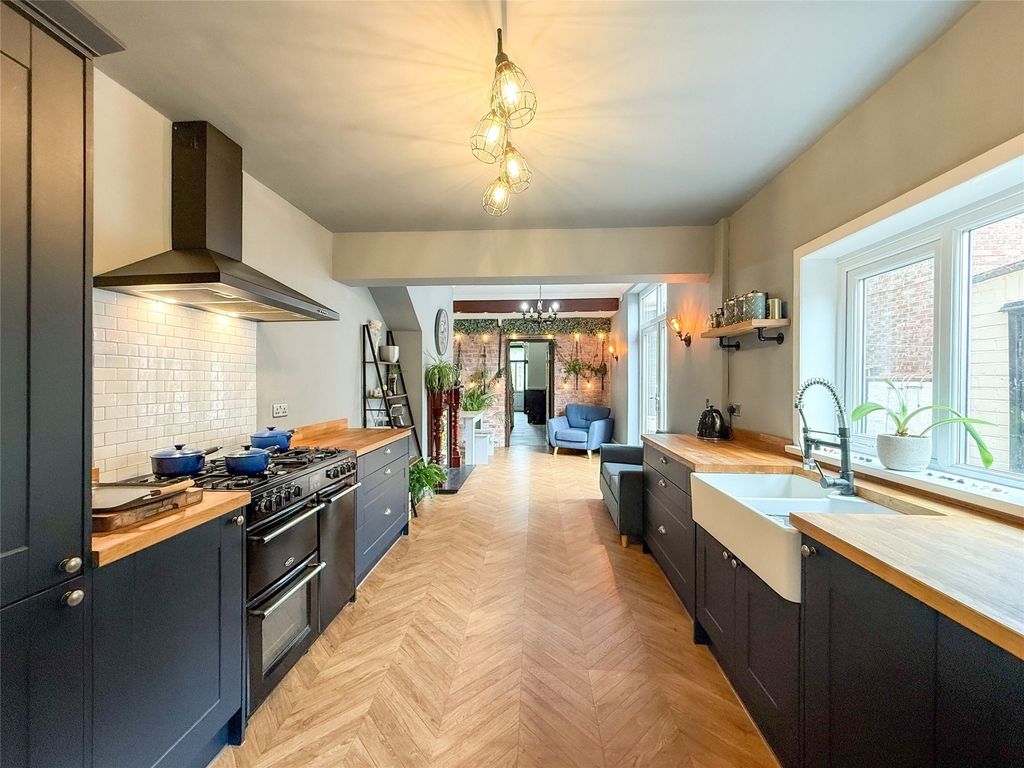 Property photo 3 of 12 Kitchen