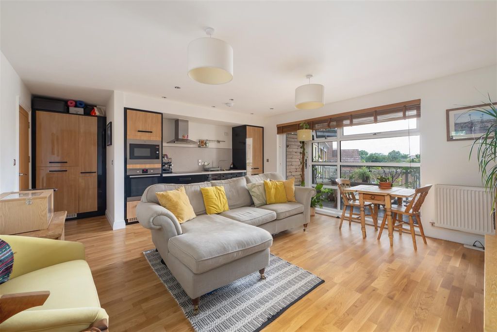 Property photo 2 of 12 Carlton Court, Whitstable