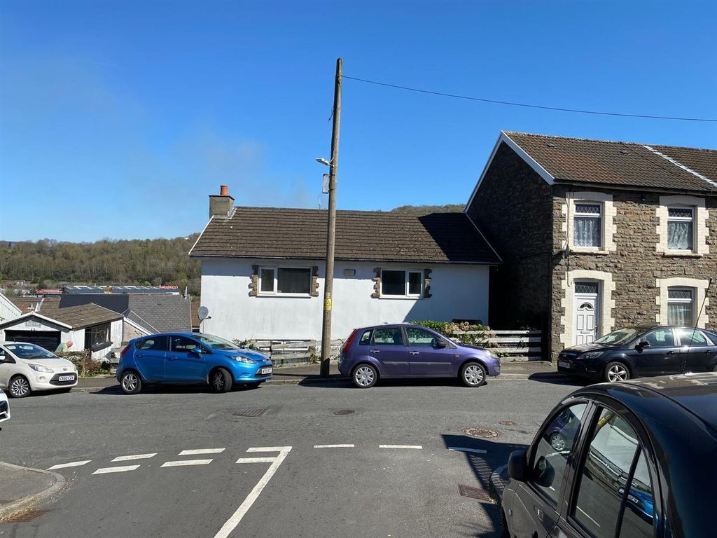 Property photo 3 of 5 Charming Terraced Home Under A Bright Blue Sky...