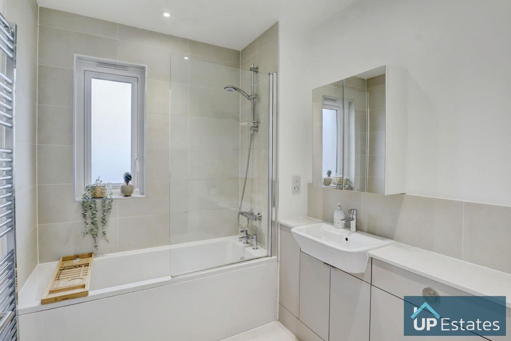 Property photo 3 of 18 Bathroom