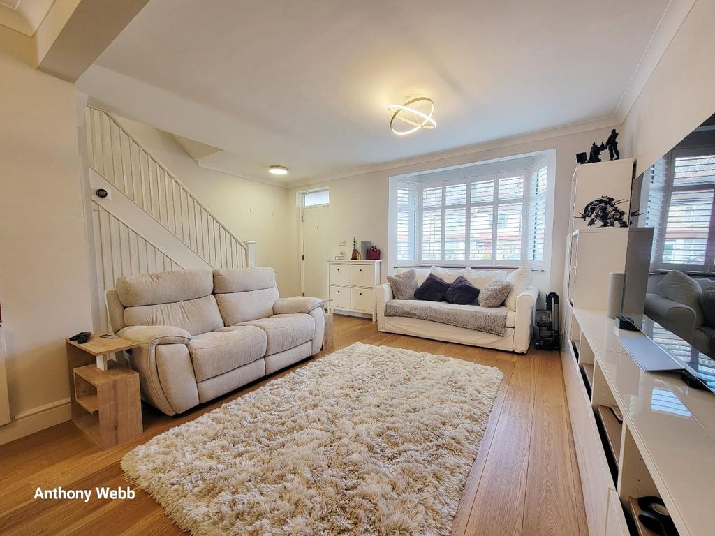 Property photo 1 of 15 Through Lounge