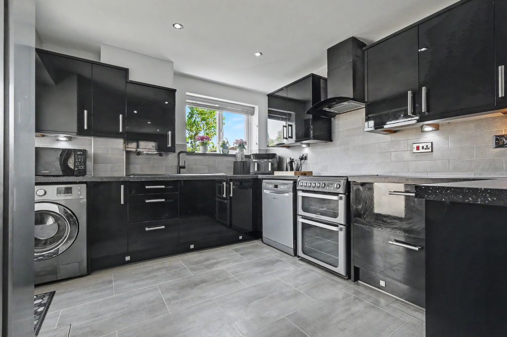 Property photo 3 of 16 5120895