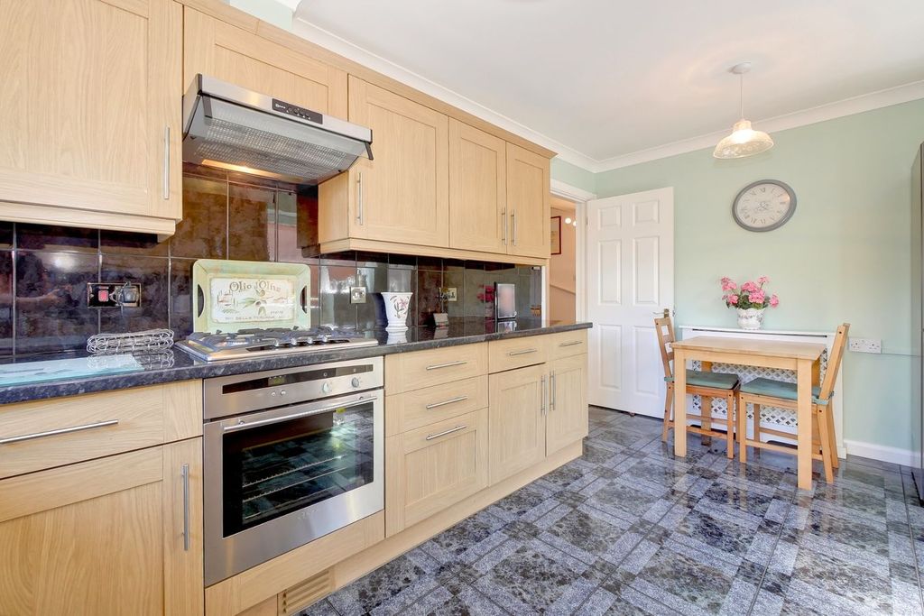Property photo 3 of 34