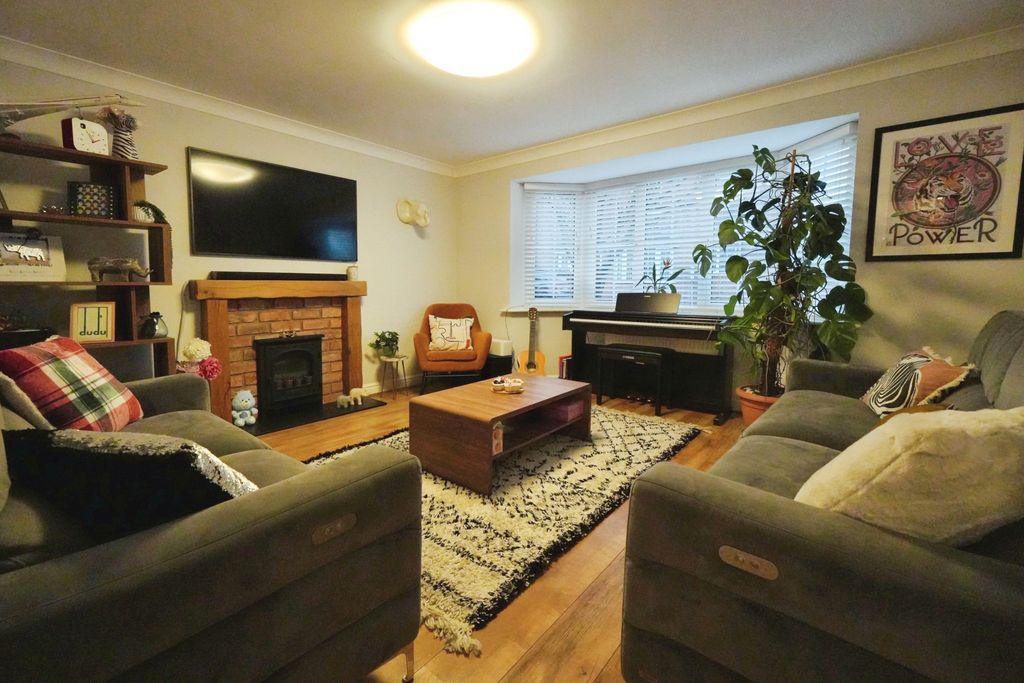 Property photo 3 of 27 Lounge