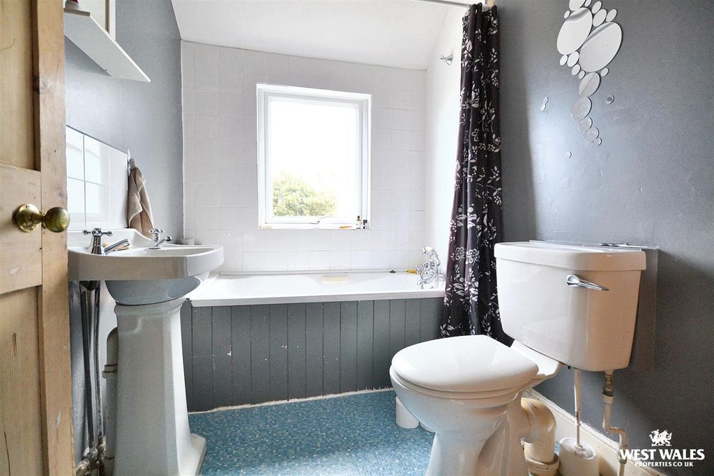 Property photo 2 of 12 Bathroom