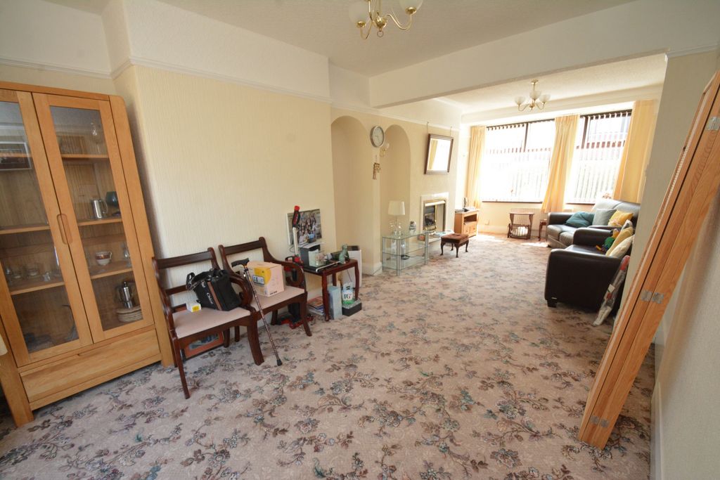 Property photo 3 of 12 Lounge