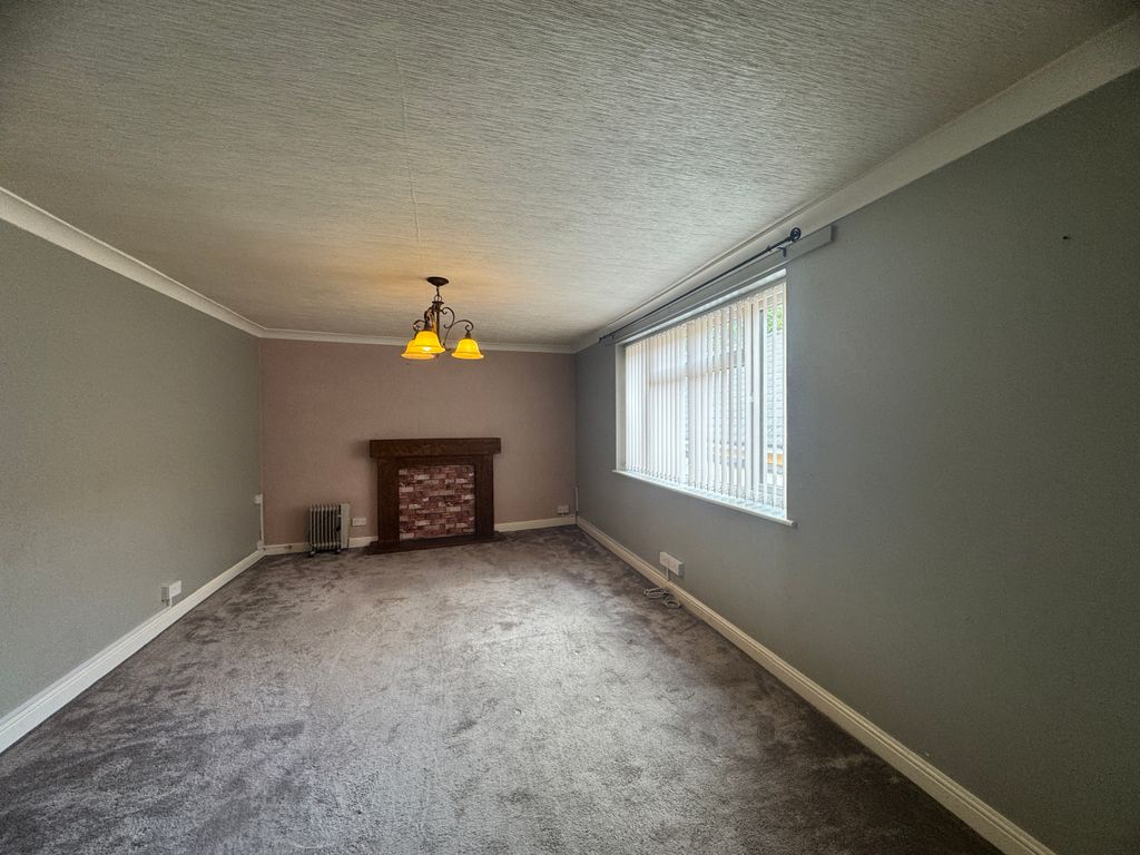 Property photo 3 of 8 Lounge