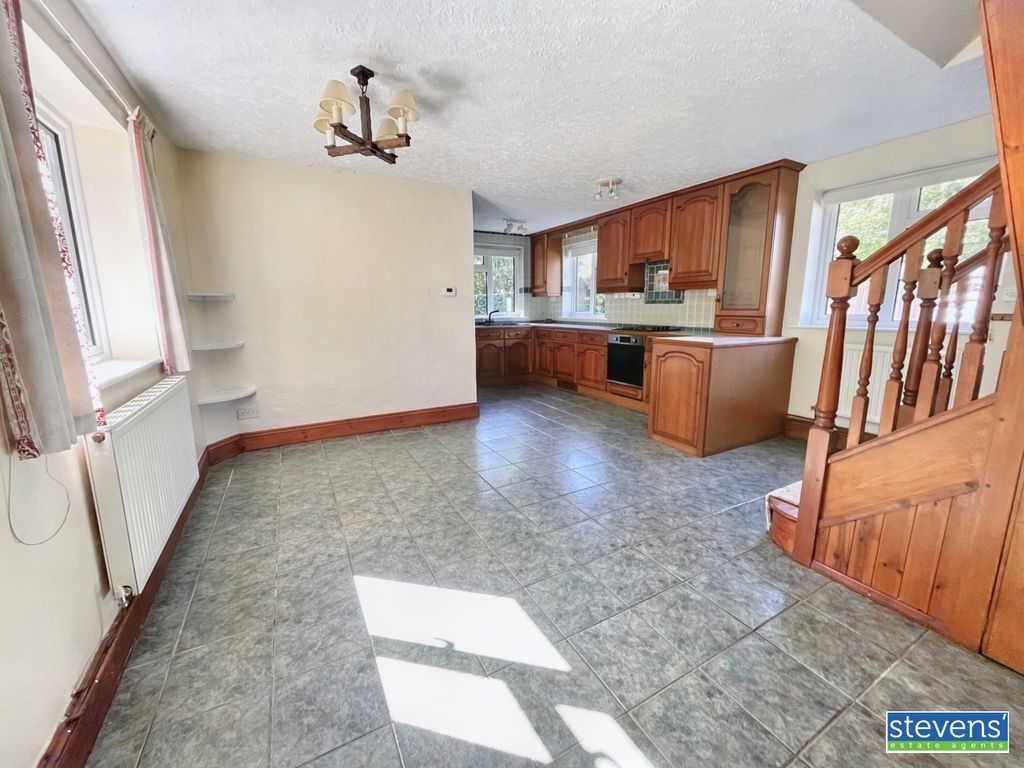 Property photo 3 of 16 Image00010