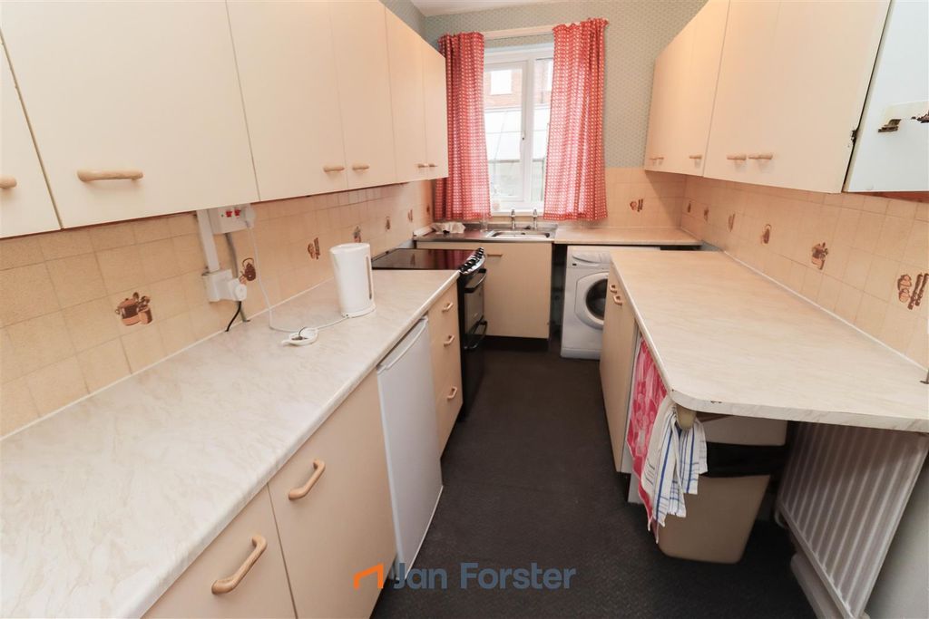 Property photo 3 of 17 Kitchen