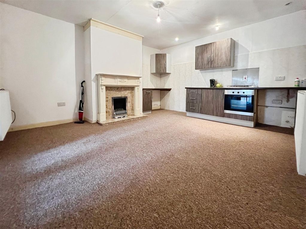 Property photo 3 of 14 Lounge Kitchen