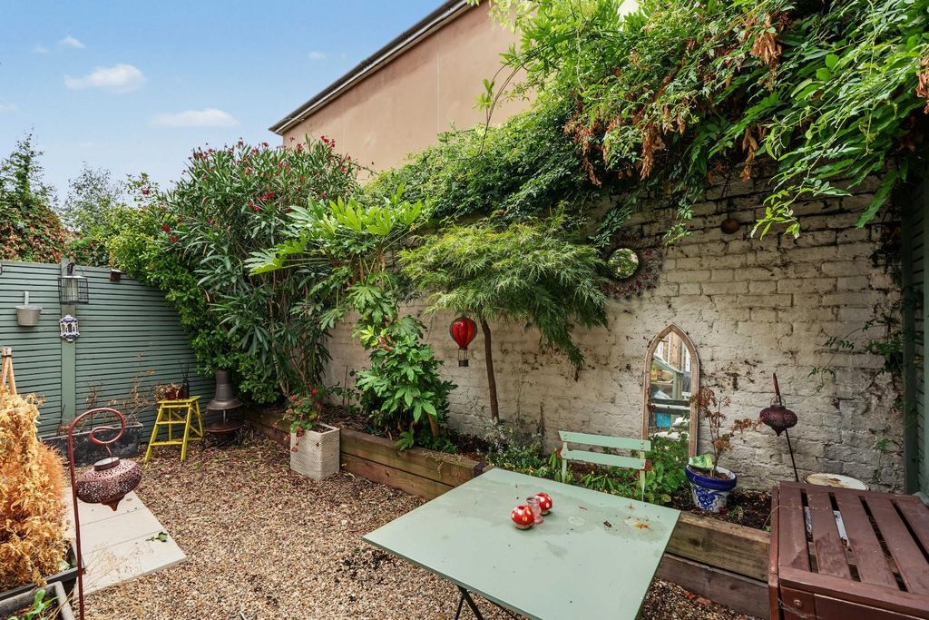 Property photo 2 of 12 Margaret Road N16-No Watermark-11.Jpg