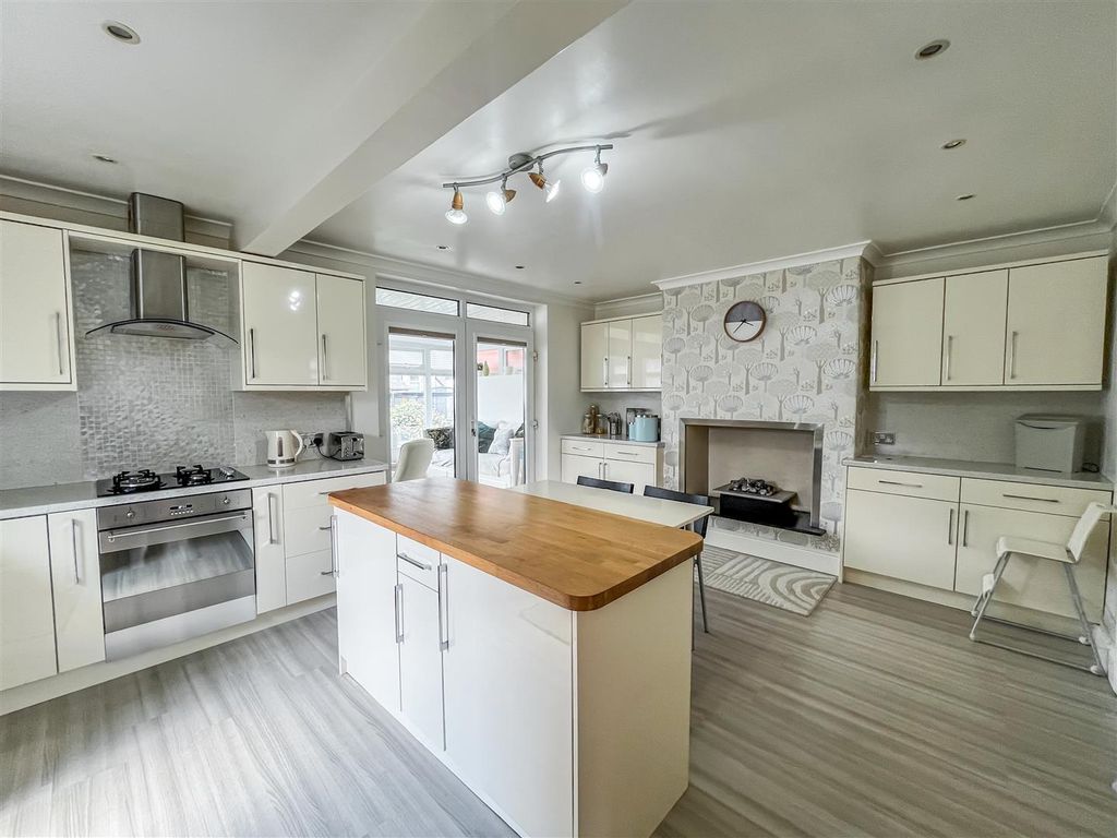 Property photo 3 of 17 Dining Kitchen