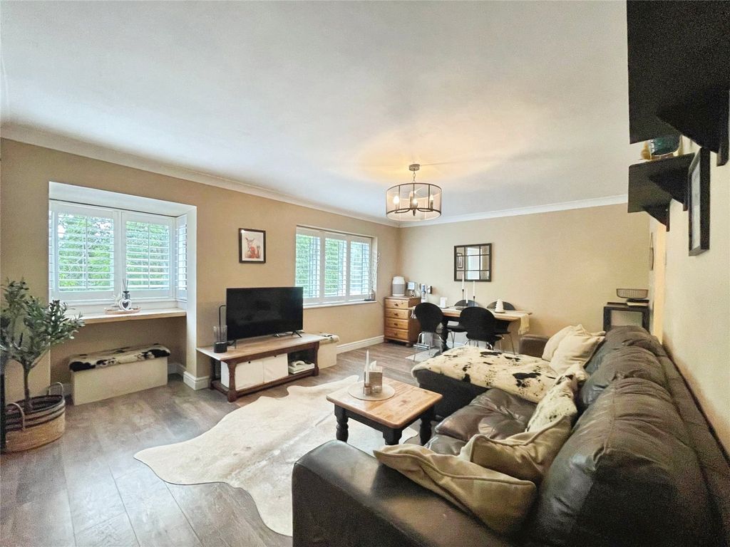 Property photo 2 of 8 Picture No. 12