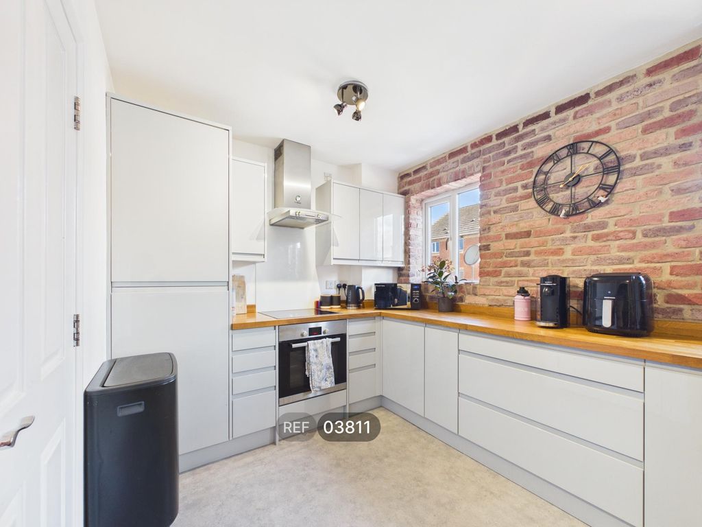 Property photo 3 of 17 Kitchen