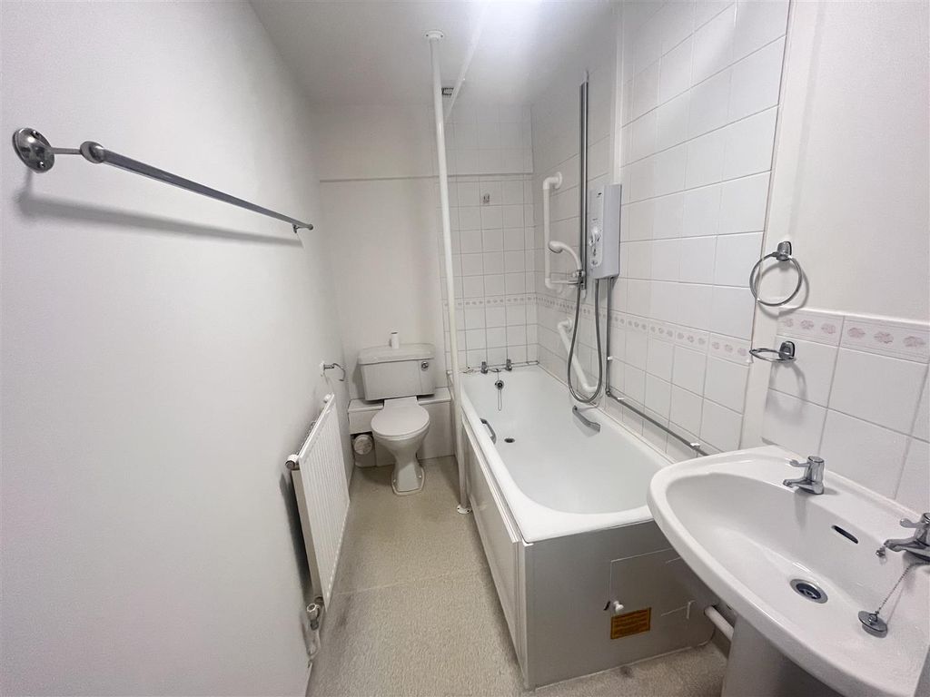 Property photo 2 of 4 Bathroom